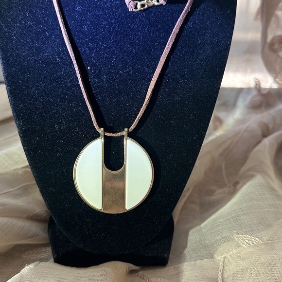 Vintage Gold and White Pendant Necklace - Picture 2 of 4